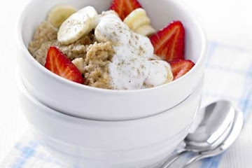 Cinnamon porridge with banana & berries