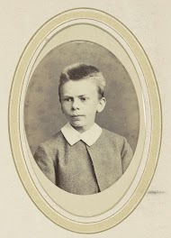 Portret van een jongen met een witte kraag