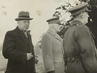 Minister H. van Boeijen en twee Nederlandse militairen