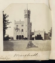 Kasteel Oscarshall in Christiania met op de voorgrond twee zittende figuren