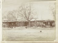 Straatgezicht met stallen en huizen, China