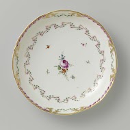 Schaal, rond en diep, behorend bij een servies versierd met geslingerd lintmotief met bladertakken, bloemboeketten en gestrooide bloemtakken