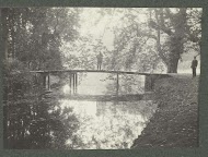 Twee mensen poseren bij een brug over het water bij Landgoed De Paauw