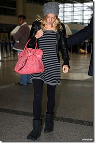 Sienna Miller attacks photgrapher with her handbag photo picture