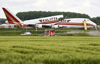 Kalitta Air Boeing 747 cargo plane split-in-two picture