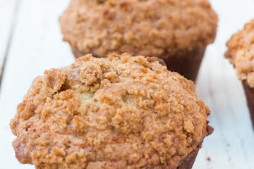 Banana Bread Muffins with Crumb Topping