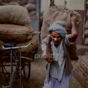 weighed down. by Vidhya Venkataraman - City,  Street & Park Markets & Shops