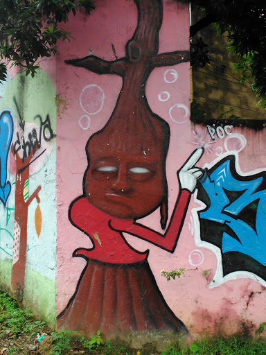 Graffiti Mulher Árvore
