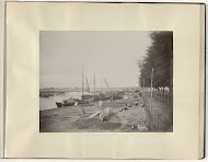 Gezicht op een haven met een brug in Nederlands-Indië