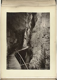 Wandelpad tussen spelonken van bergen in Zürich