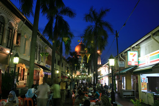 Bussorah street avec au milieu des tables et en fond la mosquée