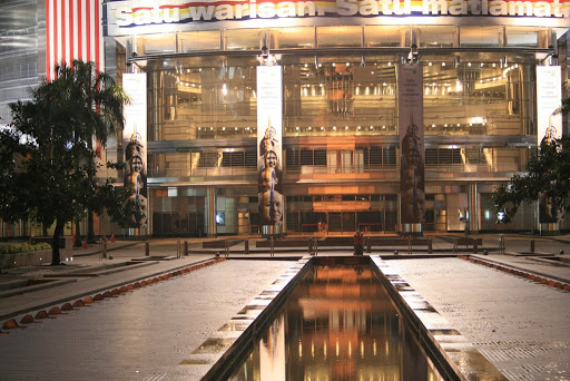 Place aux pieds des tours