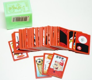 Um baralho Hwatu; as três cartas separadas são curingas
