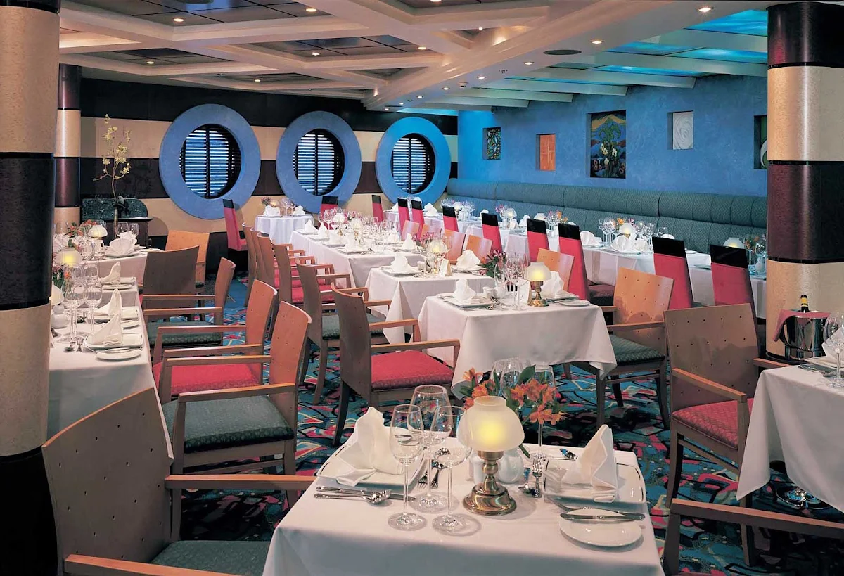 Norwegian-Sun-dining-Cagneys-Steakhouse - Cagney's Steakhouse, a Norwegian Sun specialty restaurant, serves up American steaks, cocktails and tasty side dishes. 