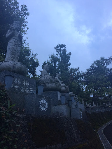 Portal - ずらっと並ぶ像