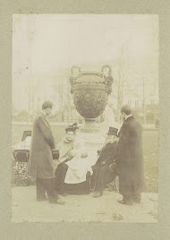 Twee mannen, een vrouw en een baby in een park