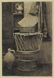 Stilleven met vuurmand, kruik, kan en portfolio