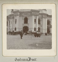 Gezicht op een van de ingangen van het 18de-eeuws warenhuis Gostiny Dvor op de Nevski Prospekt in Sint Petersburg