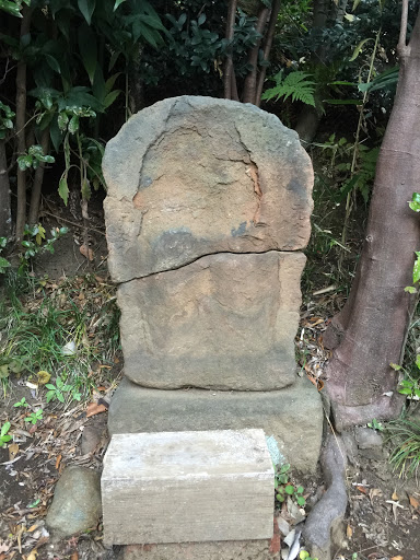 古びた石碑 An Ancient Monument