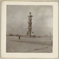 Zuil aan het einde van een brug over de Neva in Sint-Petersburg