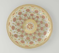 Schotel behorende bij dekselpot, beschilderd met bloemen in roze en goud