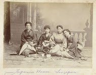 Studioportret van vier japanse vrouwen in kimono