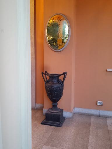 The R Vase