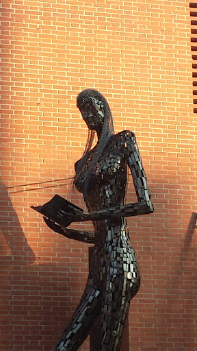 Escultura Mujer Lectora 5 M