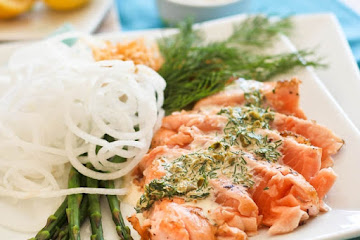 Salmon Tataki with Creamy Lemon Dill Sauce