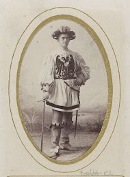 Portret van een jonge man in kostuum met zwaard, aangeduid als E.P. van Lanschot