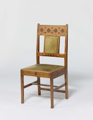 Stoel van padoekhout, versierd met ingegrifte patronen en ingelegd met een tropische houtsoort