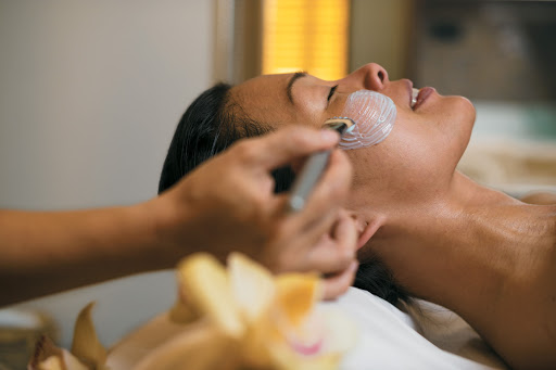 spa_facial - Indulge in a facial at the Deep Nature Spa by Algotherm, an award-winning luxury spa, aboard your Paul Gauguin cruise.