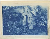 Vrouw en kind voor een huis