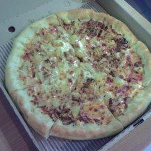 Hawaiian Chicken Pizza With Stuffed Crust Pizza Hut Malaysia Food Restaurant Reviews