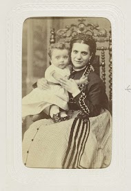 Studioportret van een vrouw met kind op schoot