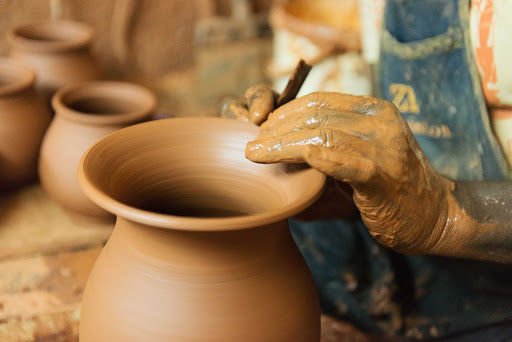 Along the road to Les Trois-Îlets, you can find artisanal shops with traditional pottery, crafts and works of art on display, and often the artisans are there at work.
