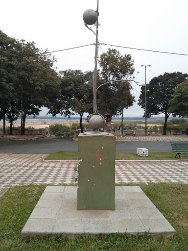 Escultura De La Plaza De La República