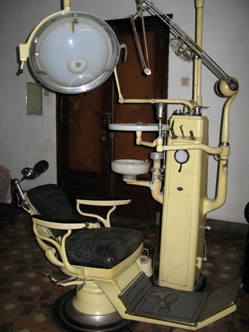 [old dentist chair[3].jpg]