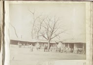 Chinese mannen bij paardenstallen, China