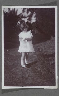 Portret van Tiny Kleiterp als kleuter, staand op een pad in Adiwerna op Java