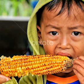 Makan JAgung by Daril Sugito - Babies & Children Children Candids