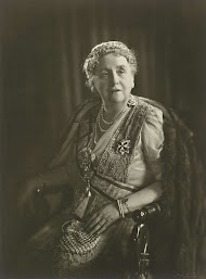 Koningin Wilhelmina poseert met de Willemsorde