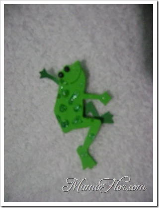 Sapo manualidad pegado en la pared del dormitorio infantil