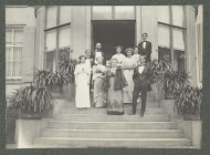 Familie Kessler in avondkleding op het bordes van landhuis Pauw