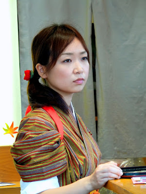 Dependienta en la entrada del templo