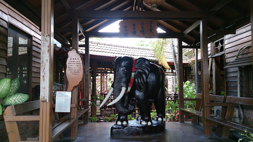 巨象木雕