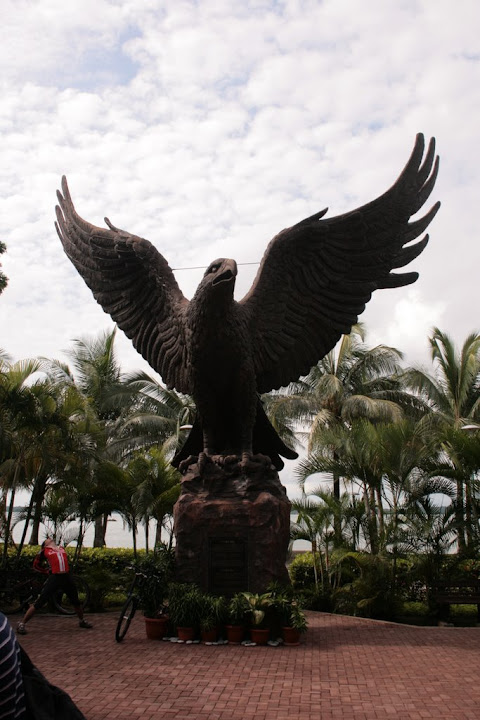 Statue devant l'embarcadaire