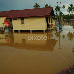 flood by Arfa Mantoeng - People Street & Candids
