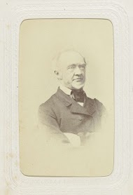 Studioportret van een oudere man in kostuum