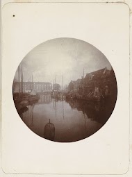 Oostersingel met aangemeerde schepen in Leeuwarden